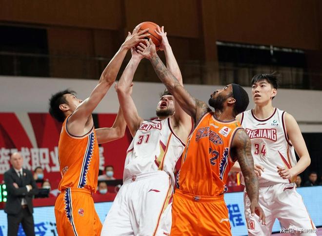 巴黎人报：普拉蒂尼起诉FIFA前高层，指控其发表对自己的指责（巴黎人报：普拉蒂尼起诉前FIFA高层，称其曾公开指责自己）