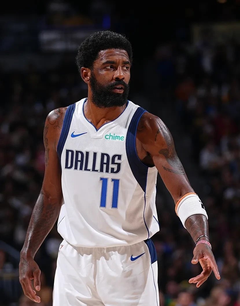 0分0板0助+投篮过桥，被杜锋“死亡凝视”，粤蜜：赶快把他送走（挂零出场还投篮过桥，遭杜锋怒瞪，广东球迷：赶紧把他送走）