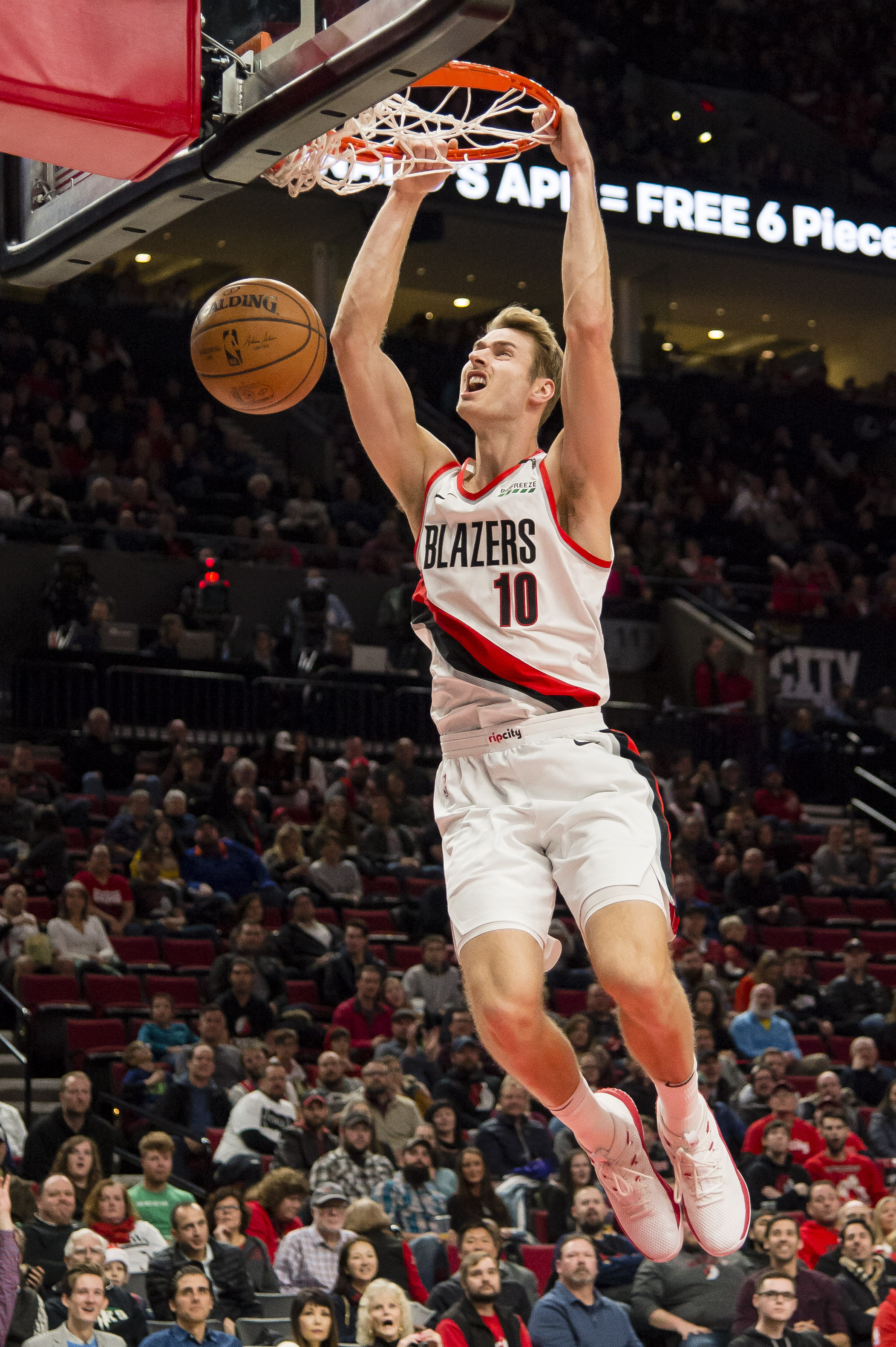 维蒂尼亚是第九位欧冠对英格兰球队戴帽球员，也是葡萄牙首人（欧冠对英格兰球队上演帽子戏法，维蒂尼亚成史上第九人兼葡萄牙首人）