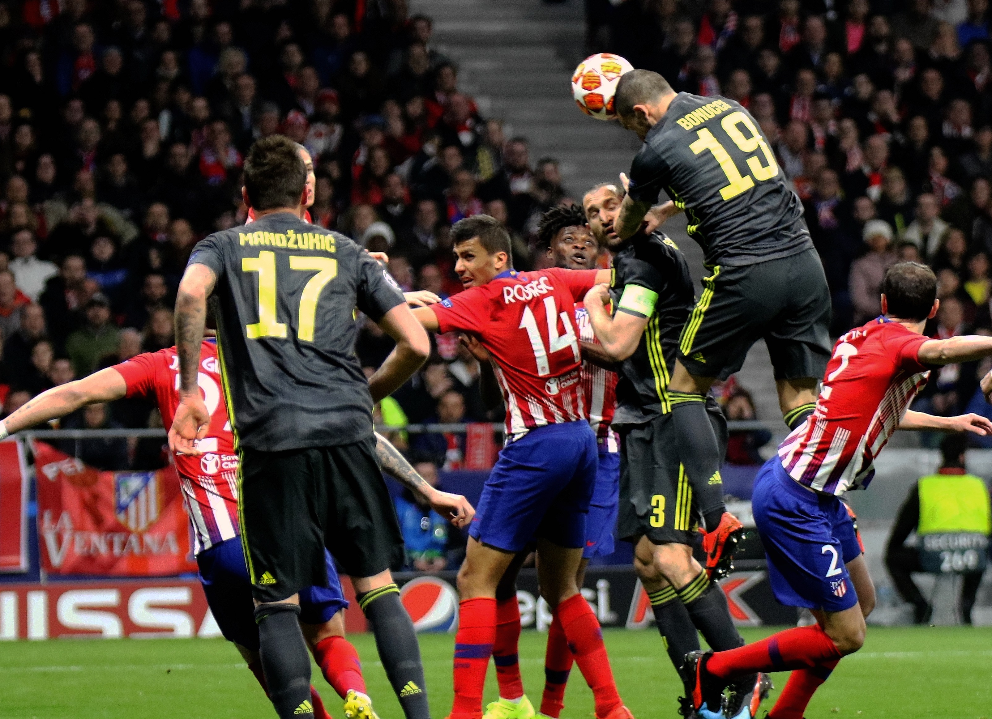 英超第13轮切尔西对阵阿森纳，双方均状态出色，争夺争冠席位，赛果待定。（英超第13轮：切尔西迎战阿森纳，双方状态正佳，力争跻身争冠行列，胜负未明）